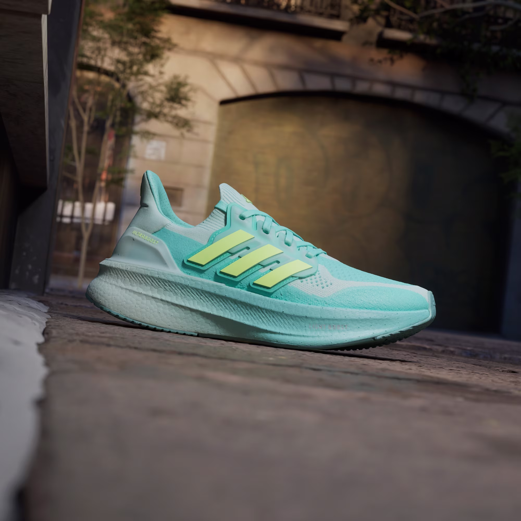 Adidas ქალის სპორტული ფეხსაცმელი