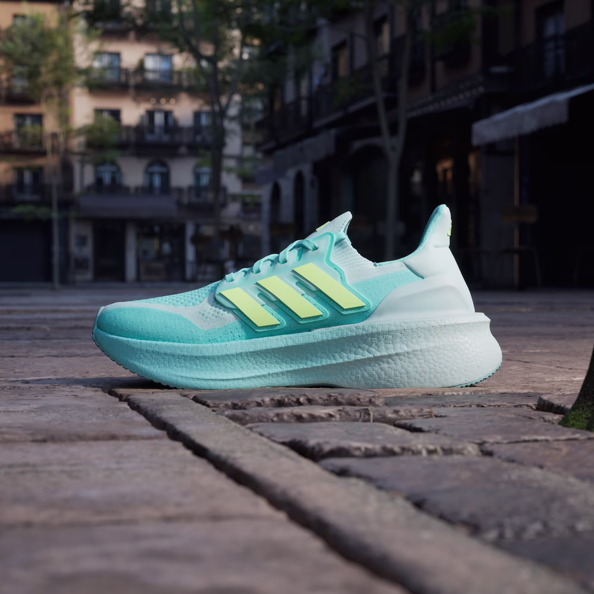 Adidas ქალის სპორტული ფეხსაცმელი