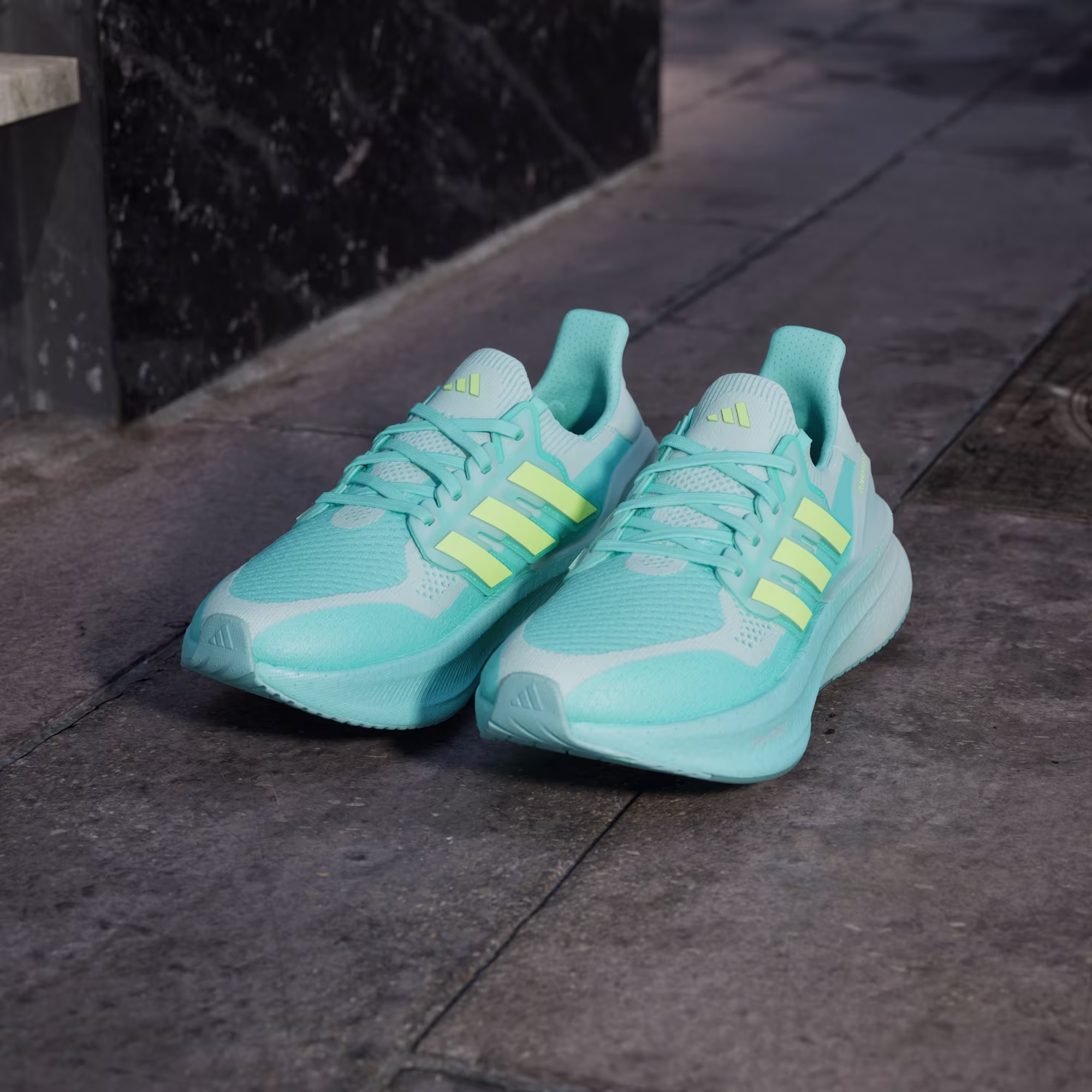 Adidas ქალის სპორტული ფეხსაცმელი