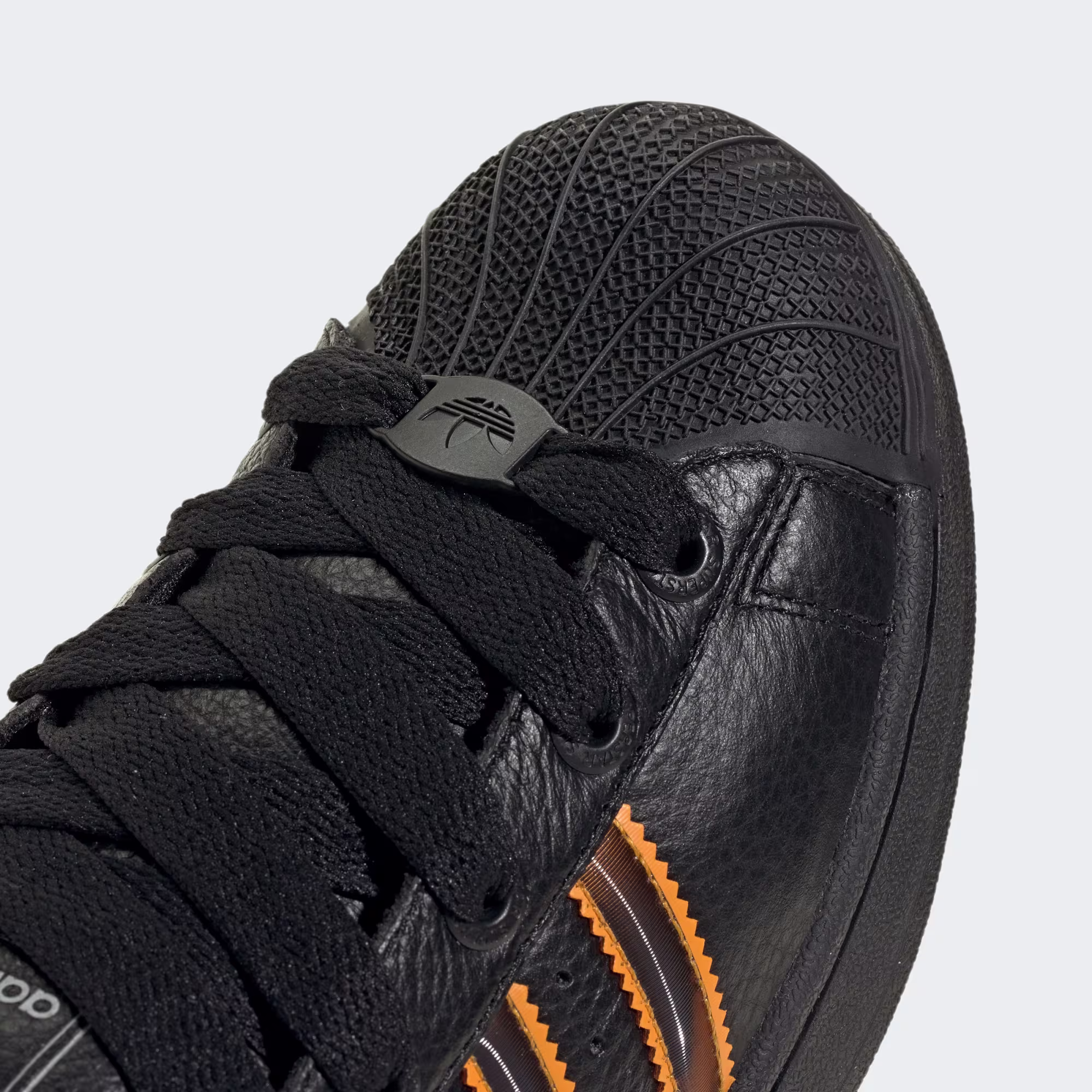 Adidas ქალის სპორტული ფეხსაცმელი