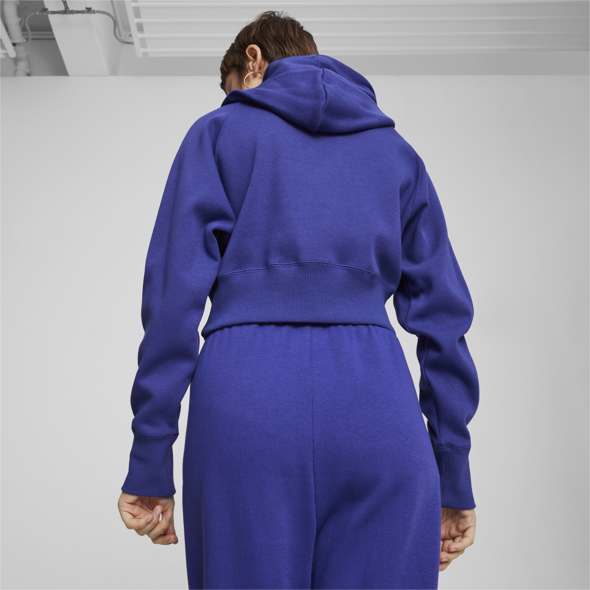 Puma ქალის ჯემპრი CLASSICS+ Relaxed Cropped Hoodie Lapis L