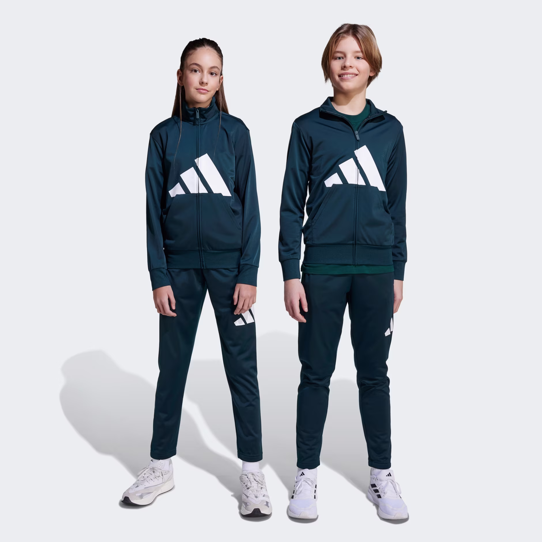 Adidas ბავშვის სპორტული კომპლექტი