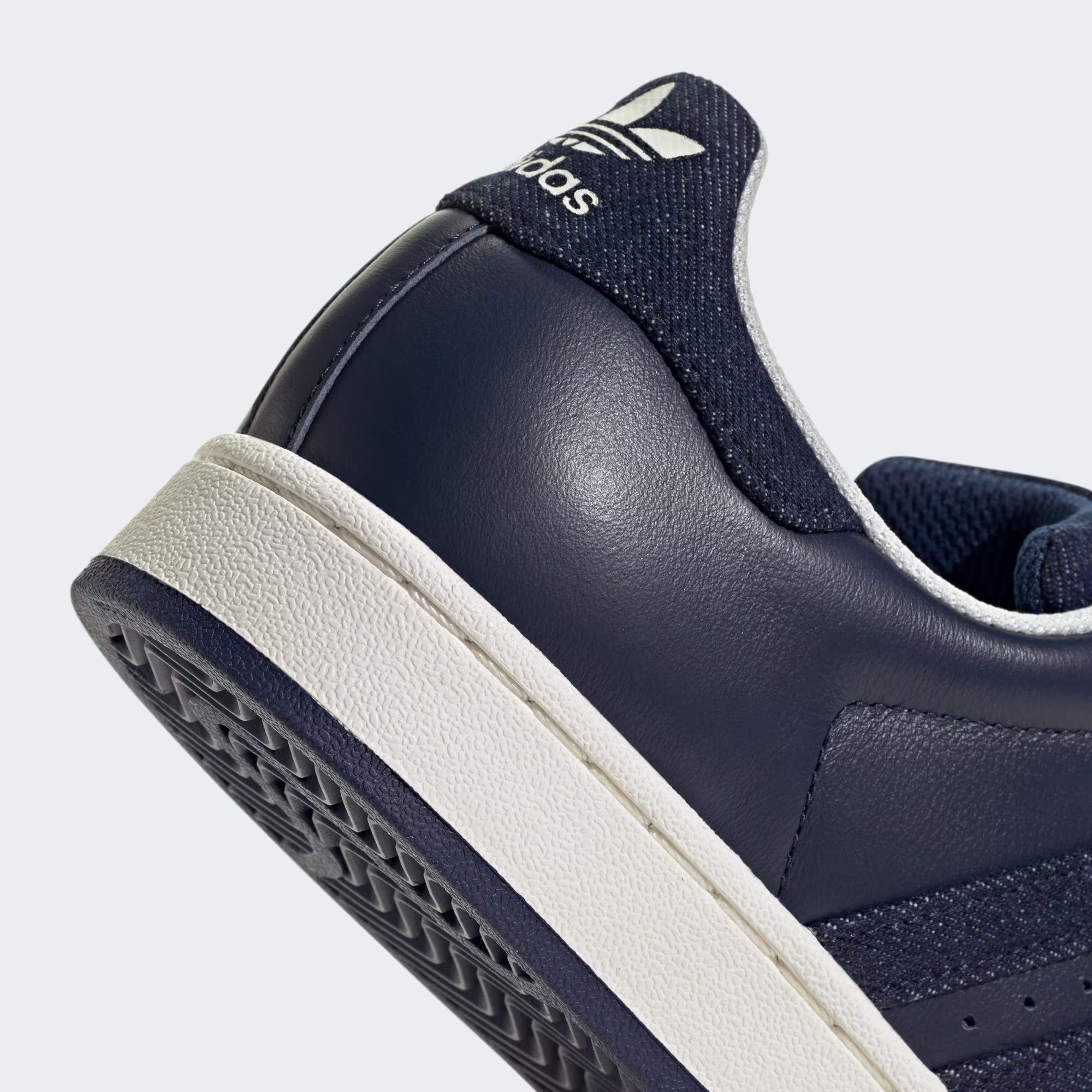 Adidas ქალის სპორტული ფეხსაცმელი