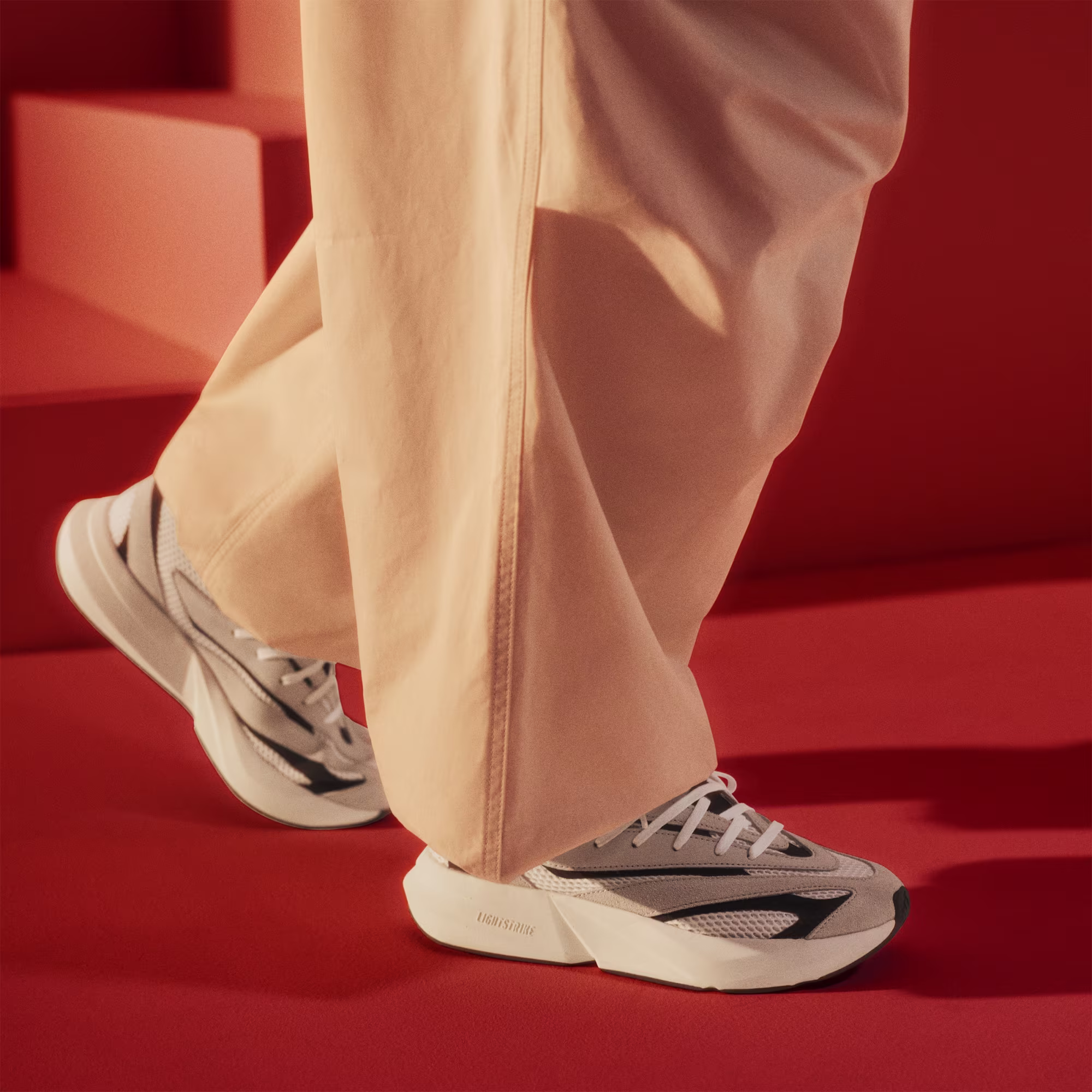 Adidas ქალის სპორტული ფეხსაცმელი LIGHTSTRIDE