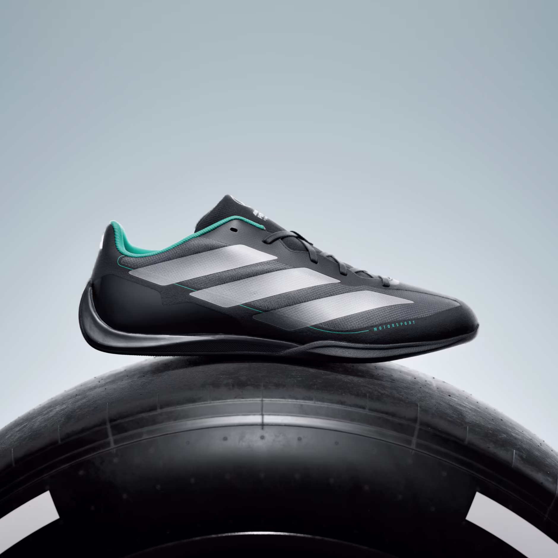 Adidas მამაკაცის სპორტული ფეხსაცმელი
