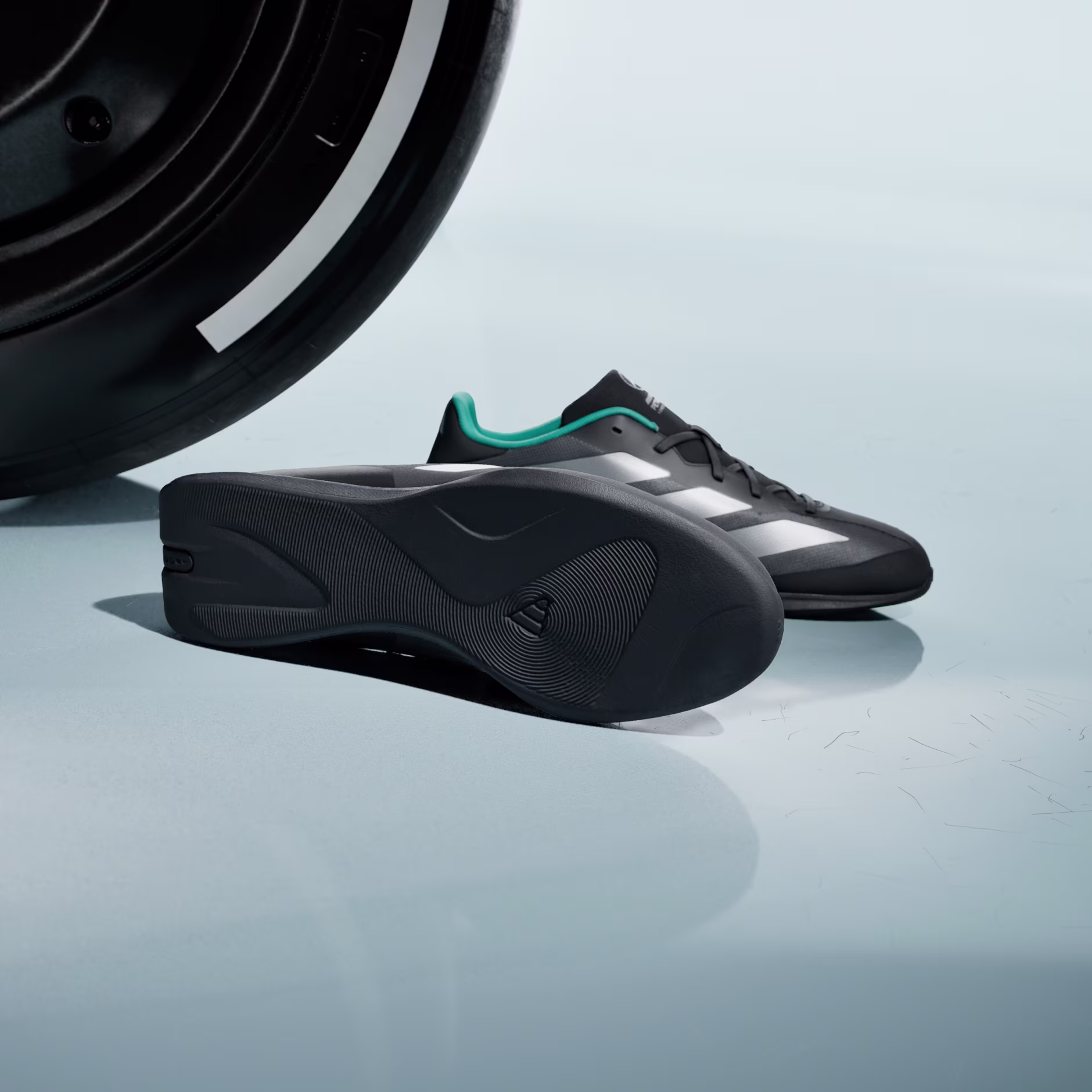 Adidas მამაკაცის სპორტული ფეხსაცმელი