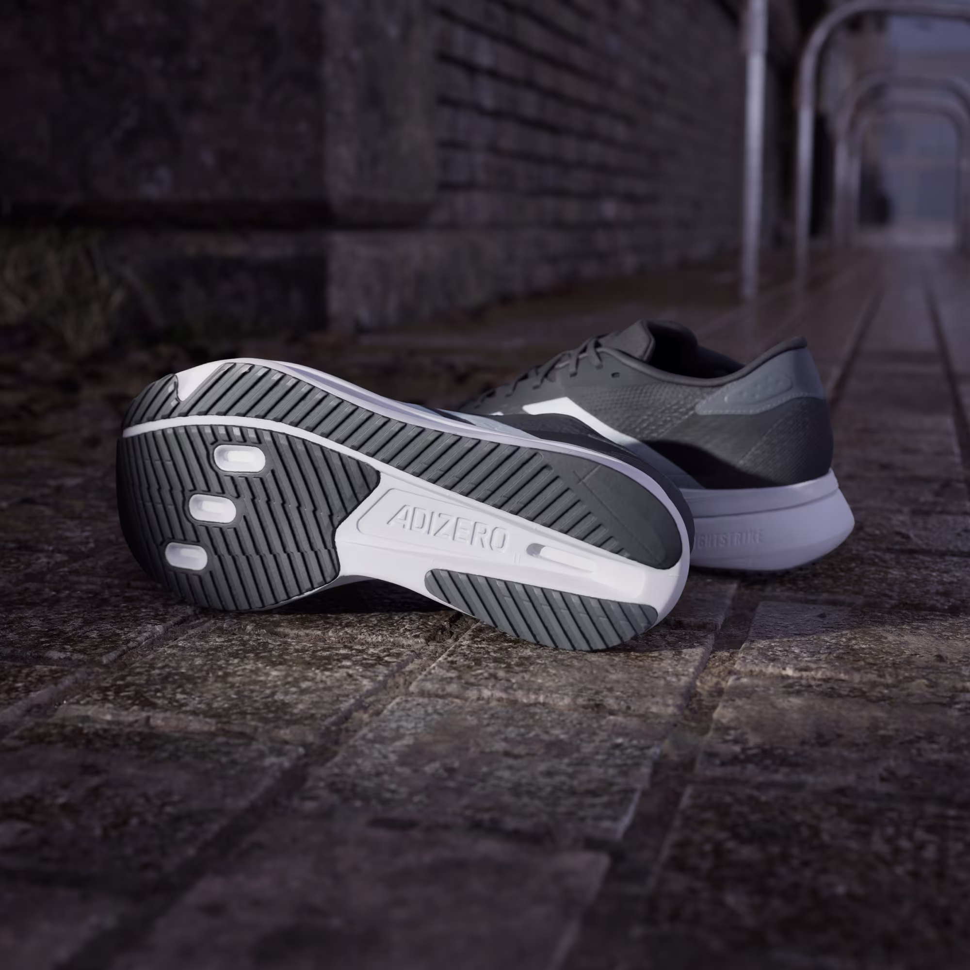 Adidas მამაკაცის სპორტული ფეხსაცმელი