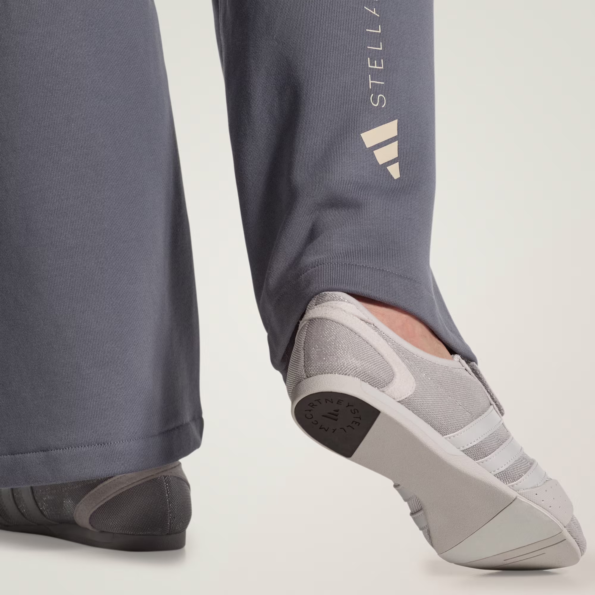 Adidas ქალის სპორტული ფეხსაცმელი