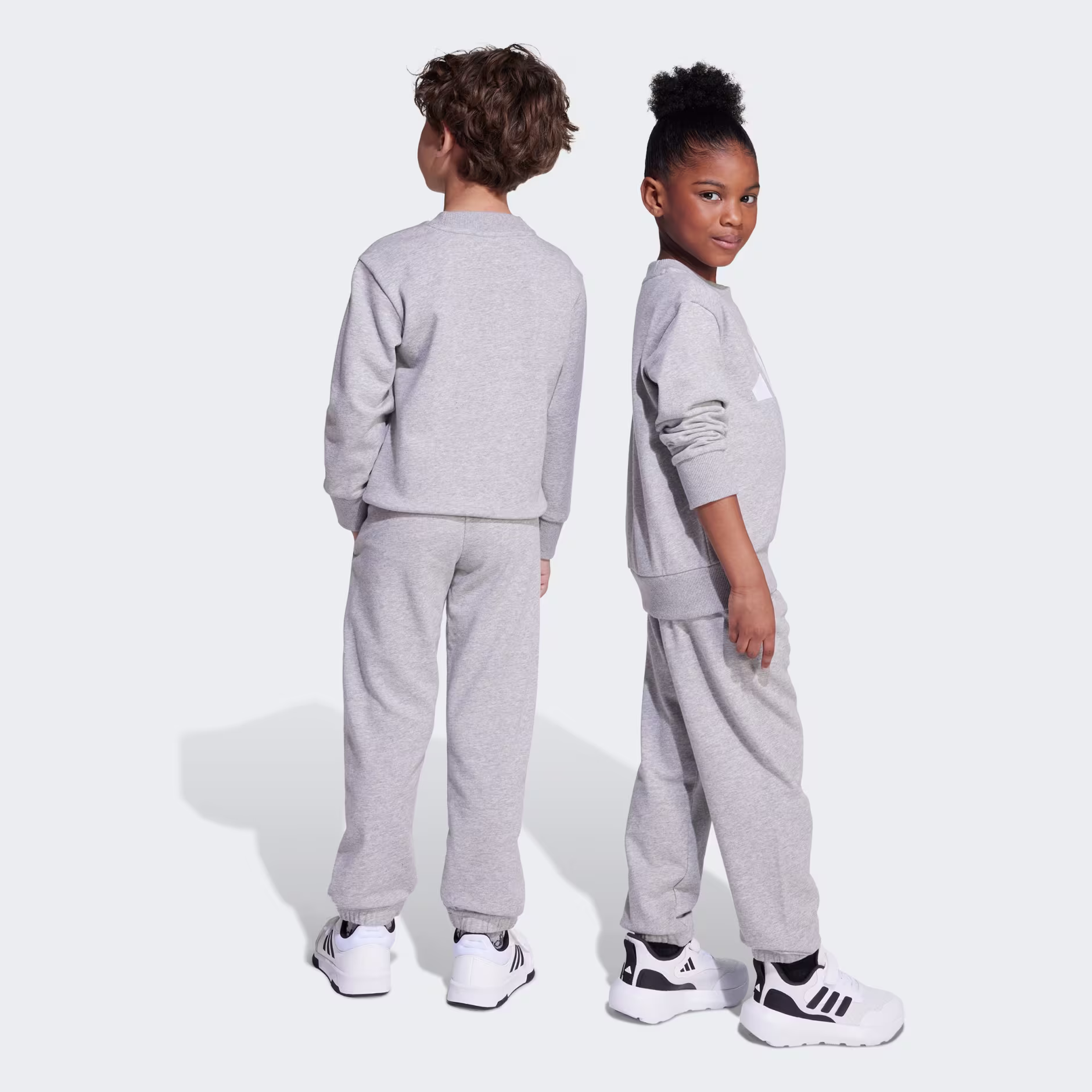 Adidas ბავშვის სპორტული კომპლექტი