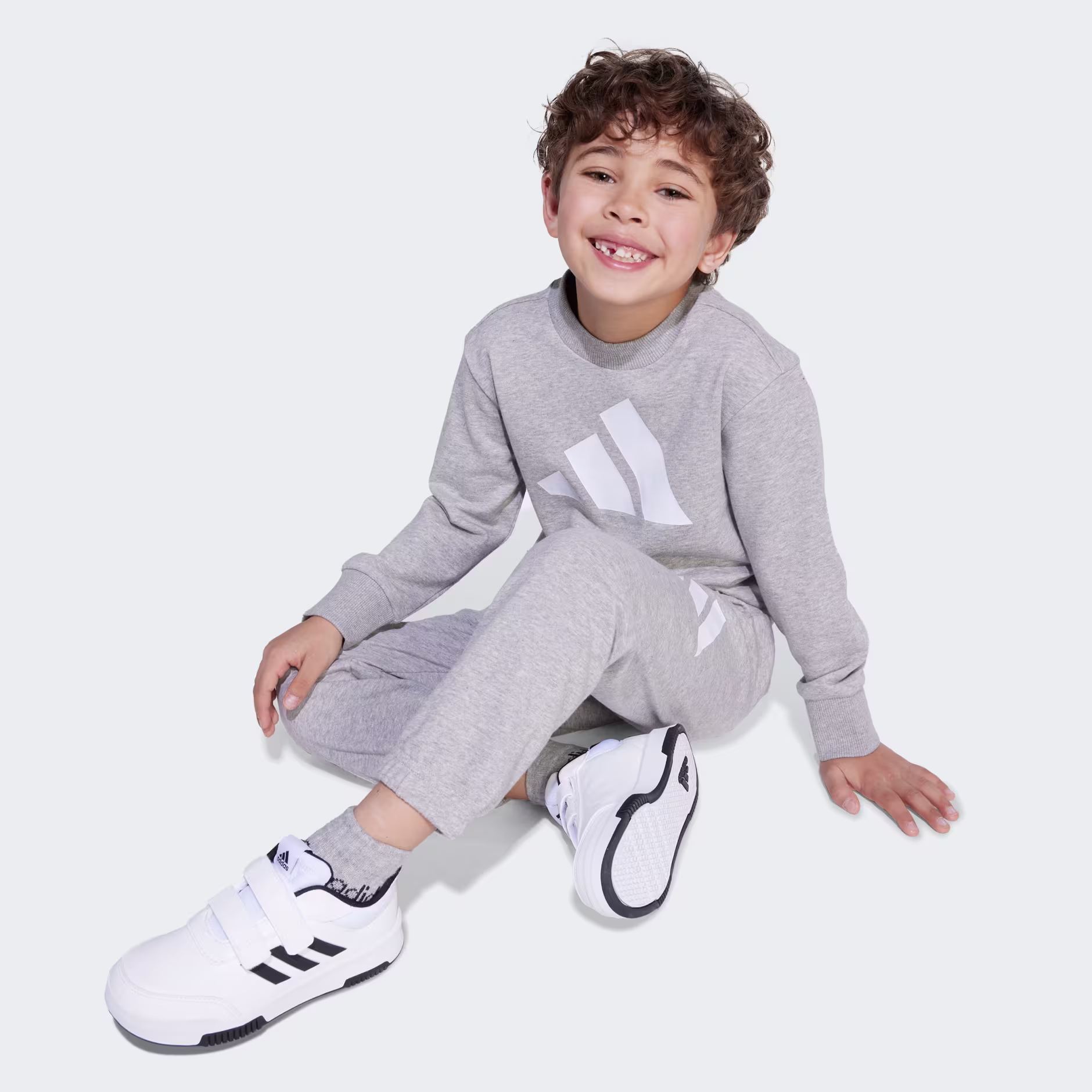 Adidas ბავშვის სპორტული კომპლექტი